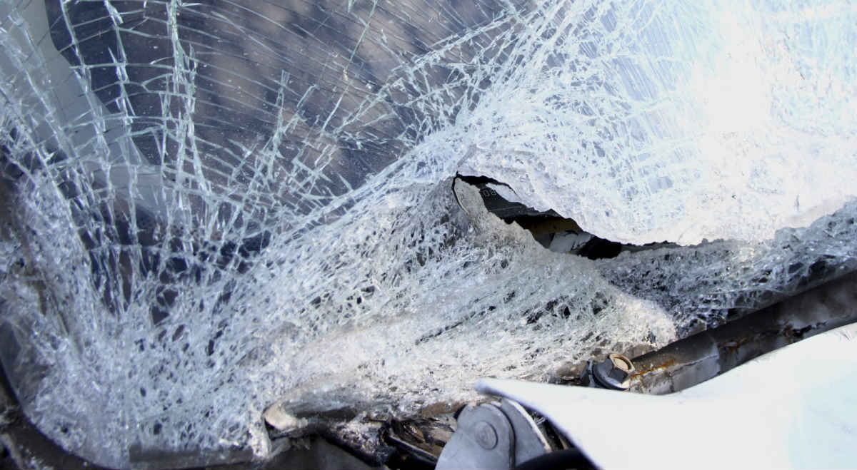 head-broke-windshield-car-crash-st-louis