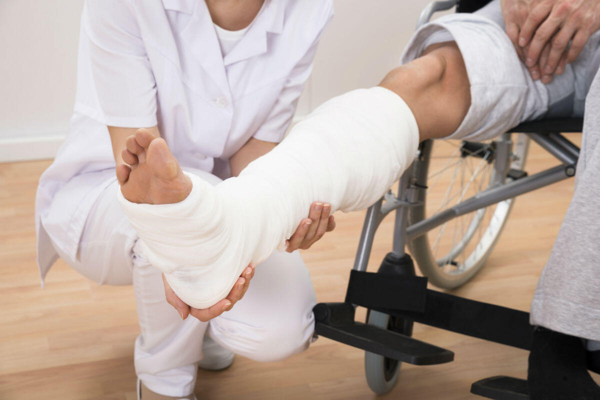 victim of St. Louis car accident with broken leg