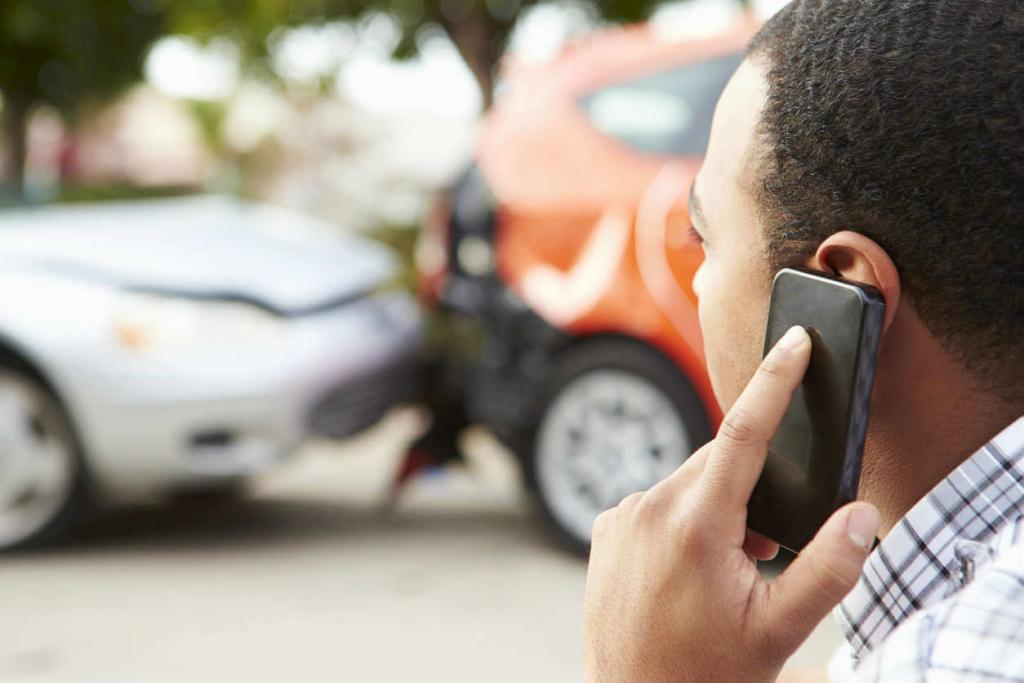 St. Louis man on phone after car accident