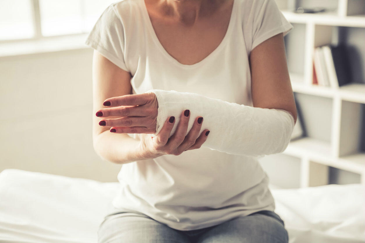 St. Louis woman with broken arm.