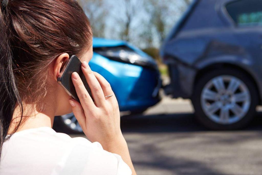 st. louis woman on phone after car accident