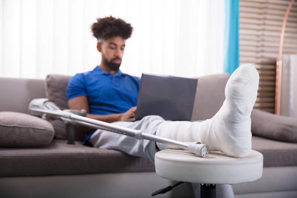 injured st. louis man on laptop