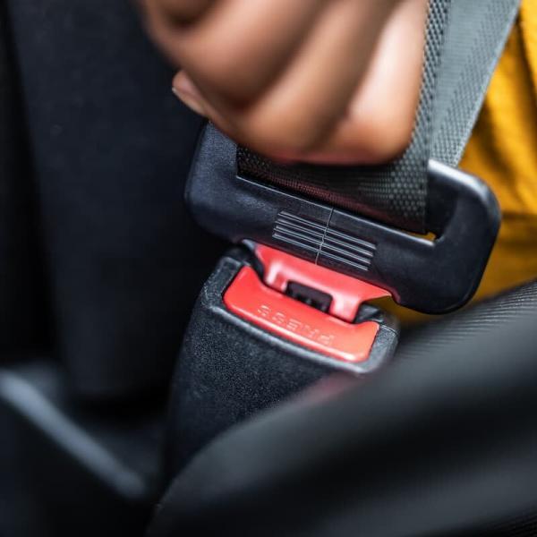 buckling seat belt