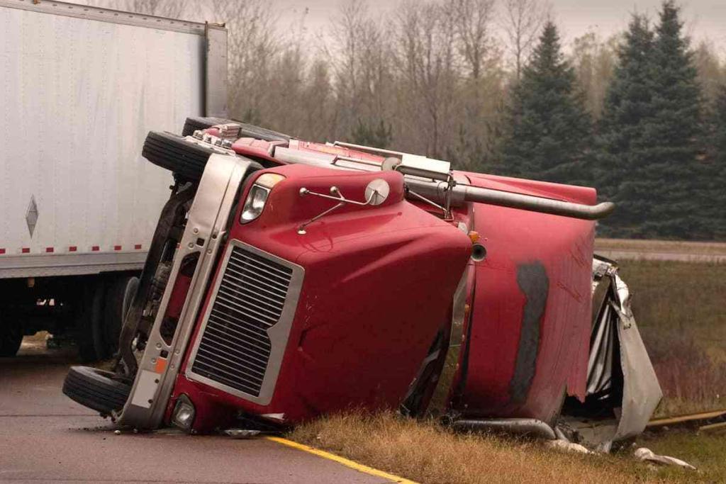 semi truck overturned in car accident