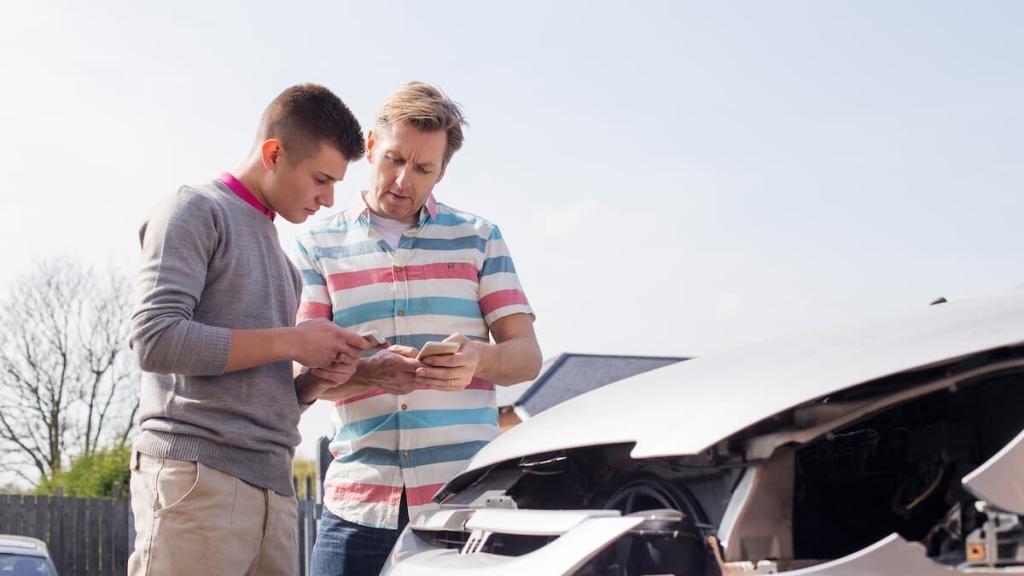 two drivers exchanging information after a car accident