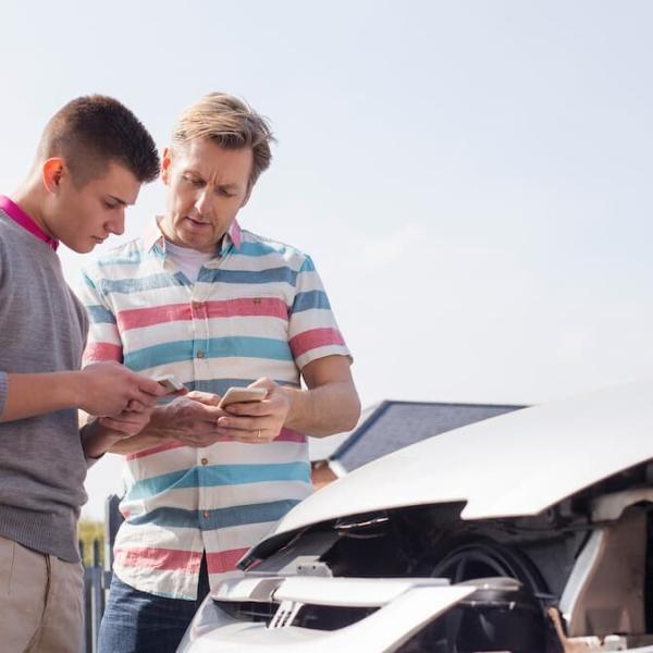 two drivers exchanging information after a car accident