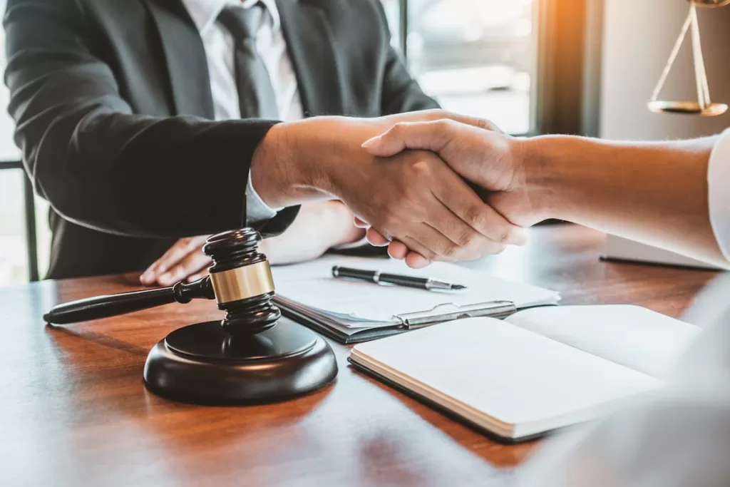 shaking hands with a st. louis car accident attorney