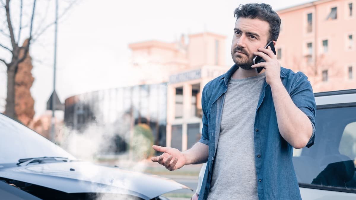 man calling a lawyer after an uninsured motorist accident in Missouri